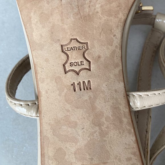 Tory Burch T strap nude beige & gold logo leather strappy sandal slingback heels - Picture 9 of 11